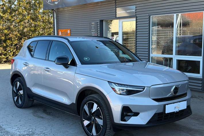 Sølv Volvo XC40 fra 2024 set udefra