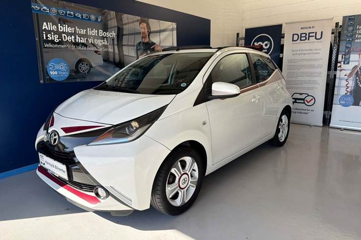 Hvid Toyota Aygo fra 2018 set udefra