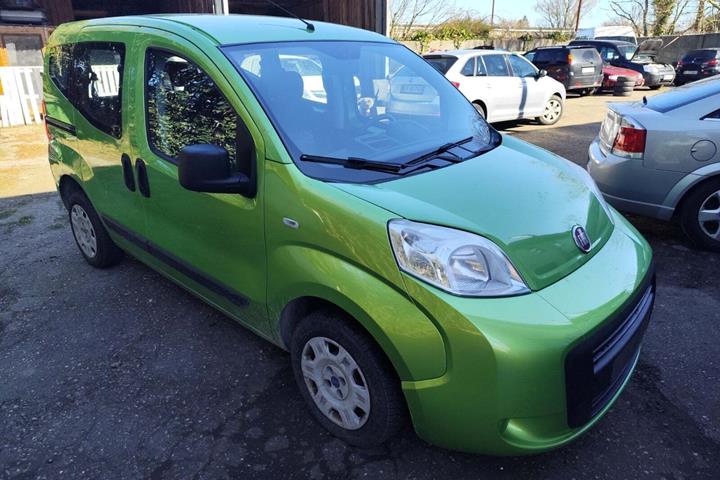 Gul Fiat Qubo fra 2015 set udefra