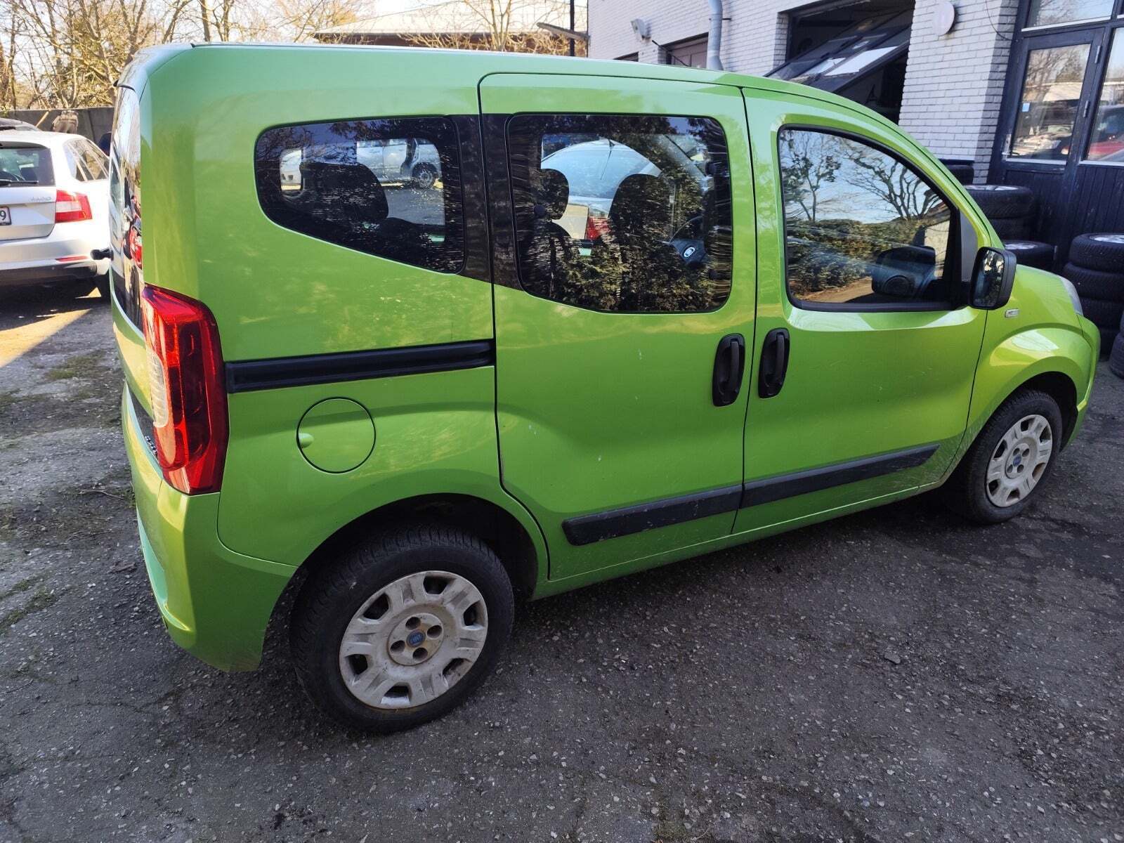 Gul Fiat Qubo fra 2015 set udefra
