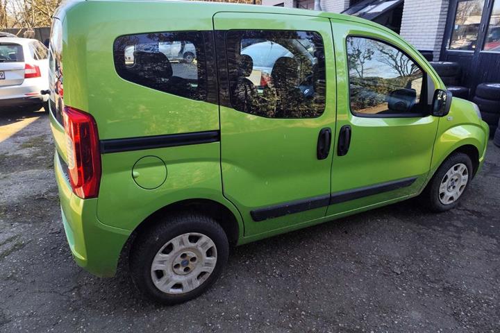 Gul Fiat Qubo fra 2015 set udefra