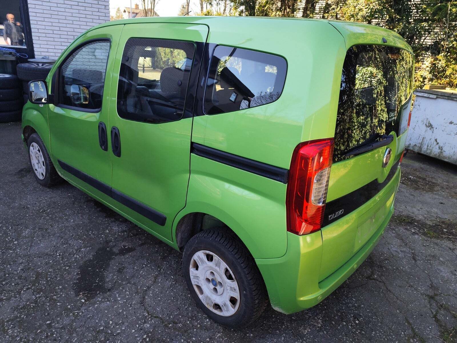 Gul Fiat Qubo fra 2015 set udefra