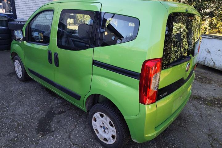 Gul Fiat Qubo fra 2015 set udefra