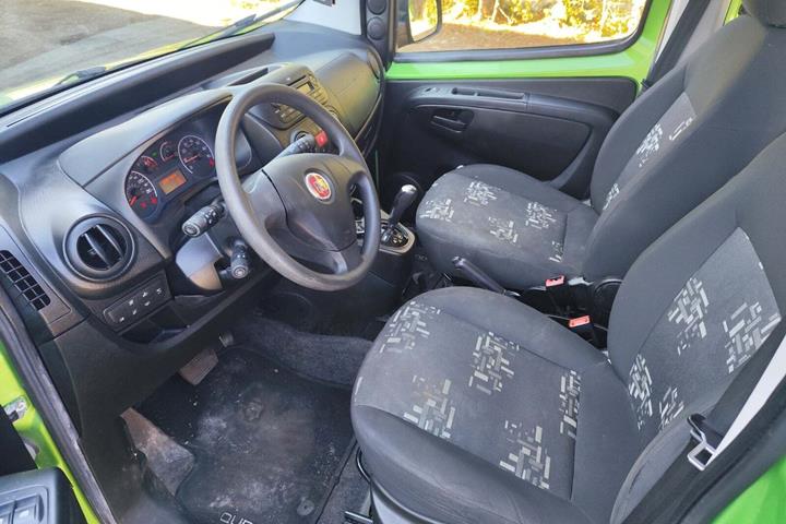 Gul Fiat Qubo fra 2015 set indefra