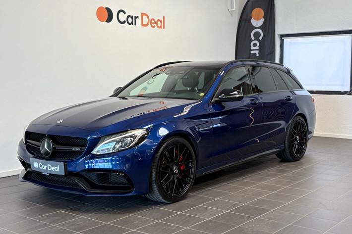 Blå Mercedes C63 fra 2017 set udefra