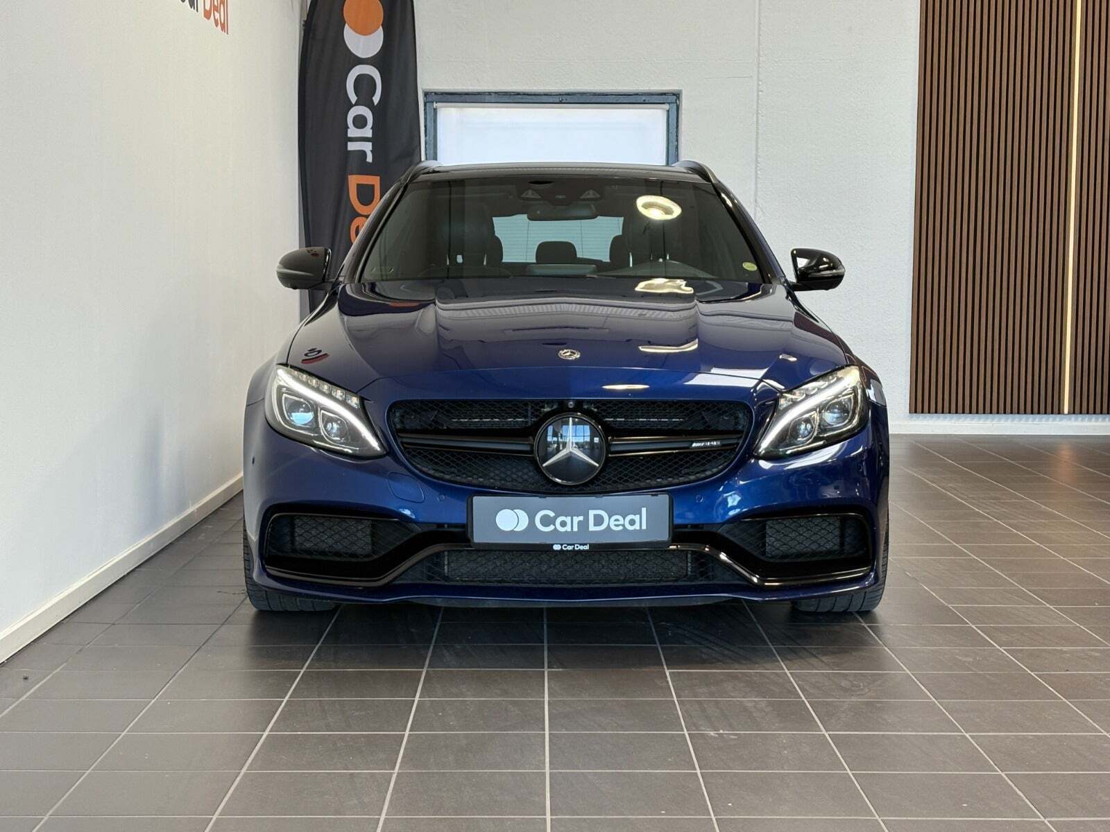 Blå Mercedes C63 fra 2017