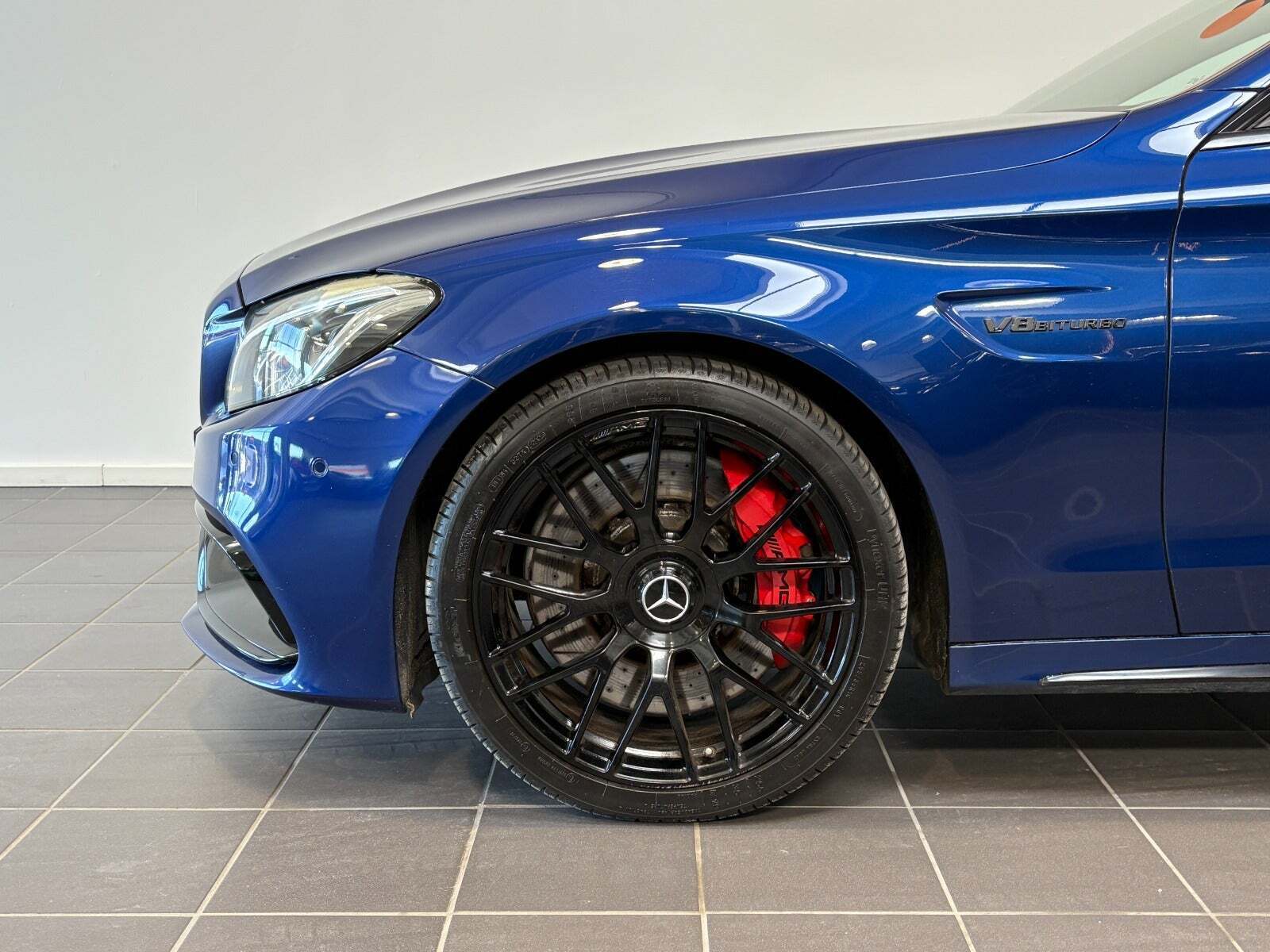 Blå Mercedes C63 fra 2017