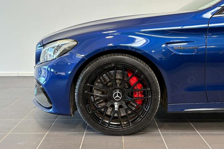 Blå Mercedes C63 fra 2017