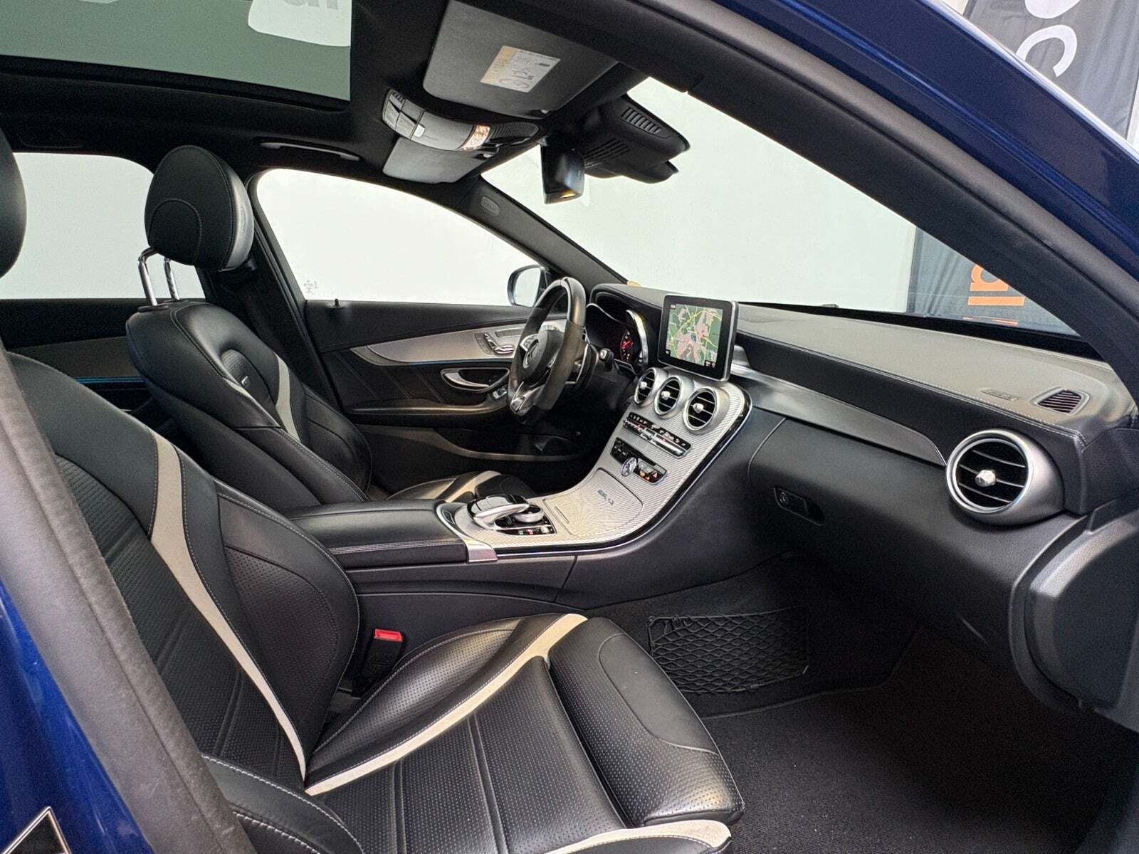 Blå Mercedes C63 fra 2017
