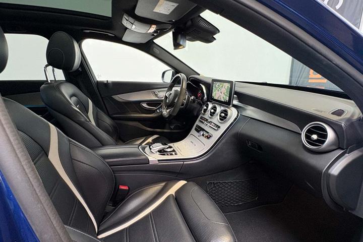 Blå Mercedes C63 fra 2017