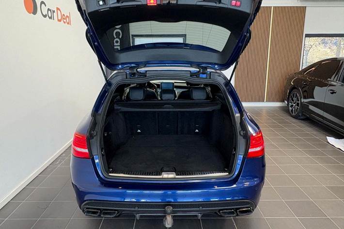 Blå Mercedes C63 fra 2017