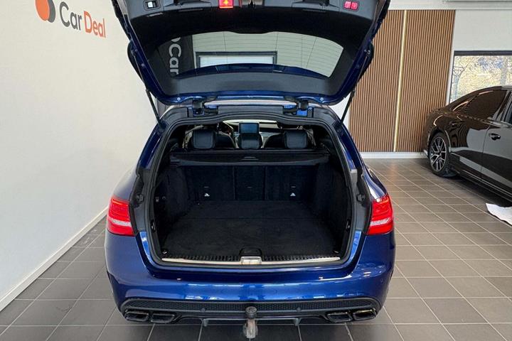 Blå Mercedes C63 fra 2017