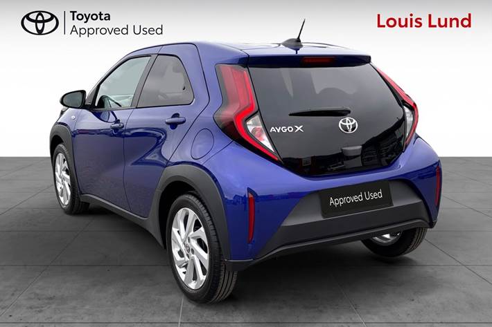 Blå Toyota Aygo X fra 2024