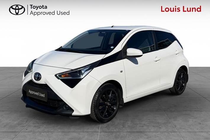 Hvid Toyota Aygo fra 2019 set udefra