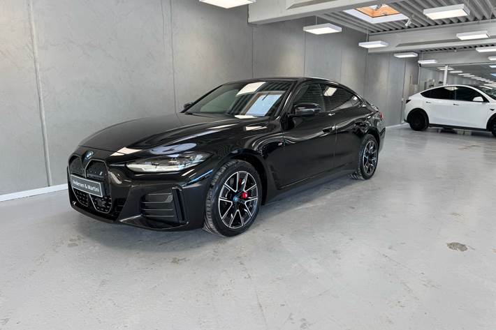 Sort BMW i4 fra 2024 set udefra