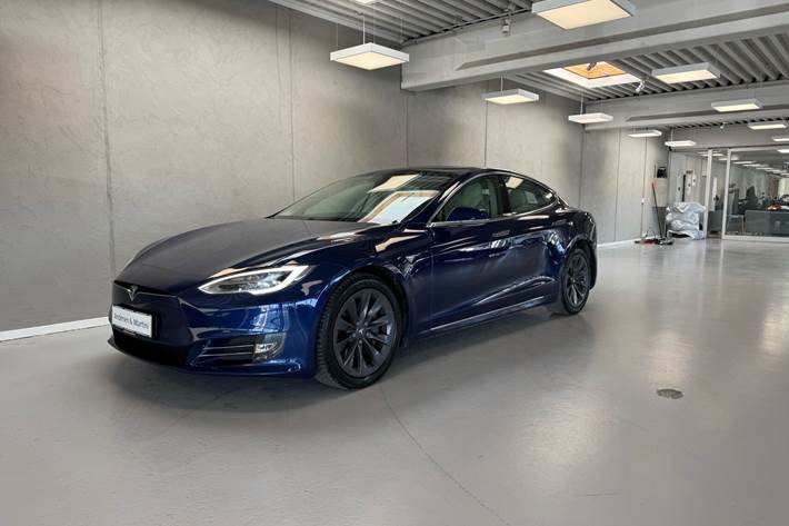 Blå Tesla Model S fra 2019
