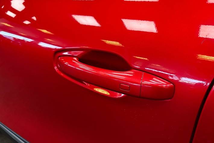 Rød Renault Arkana fra 2023