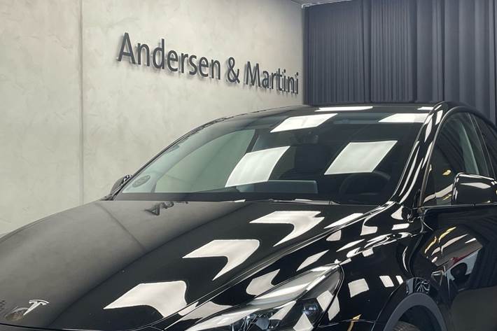 Sort Tesla Model Y fra 2022