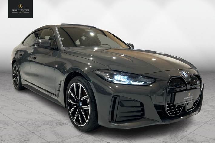 Grå BMW i4 fra 2023 set udefra