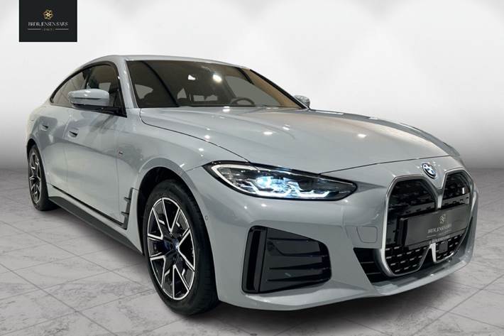 Grå BMW i4 fra 2023 set udefra