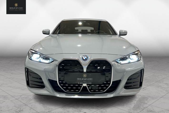 Grå BMW i4 fra 2023