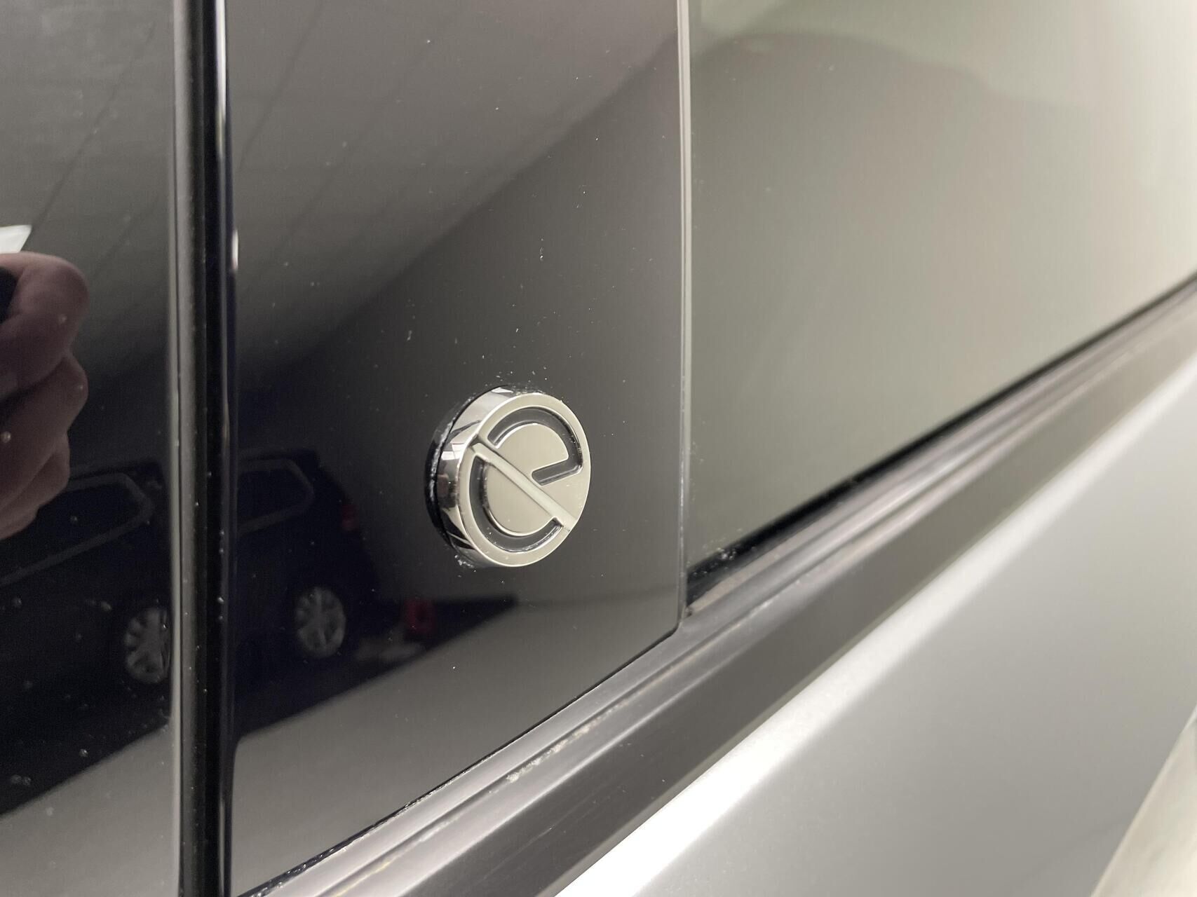 Grå Opel Corsa-e fra 2024