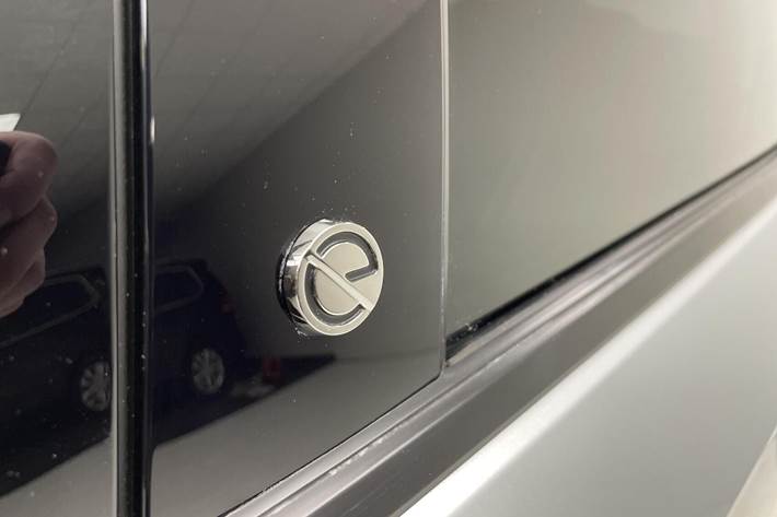 Grå Opel Corsa-e fra 2024