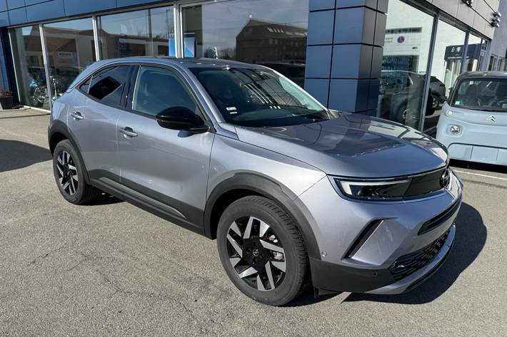 Grå Opel Mokka-e fra 2024 set udefra