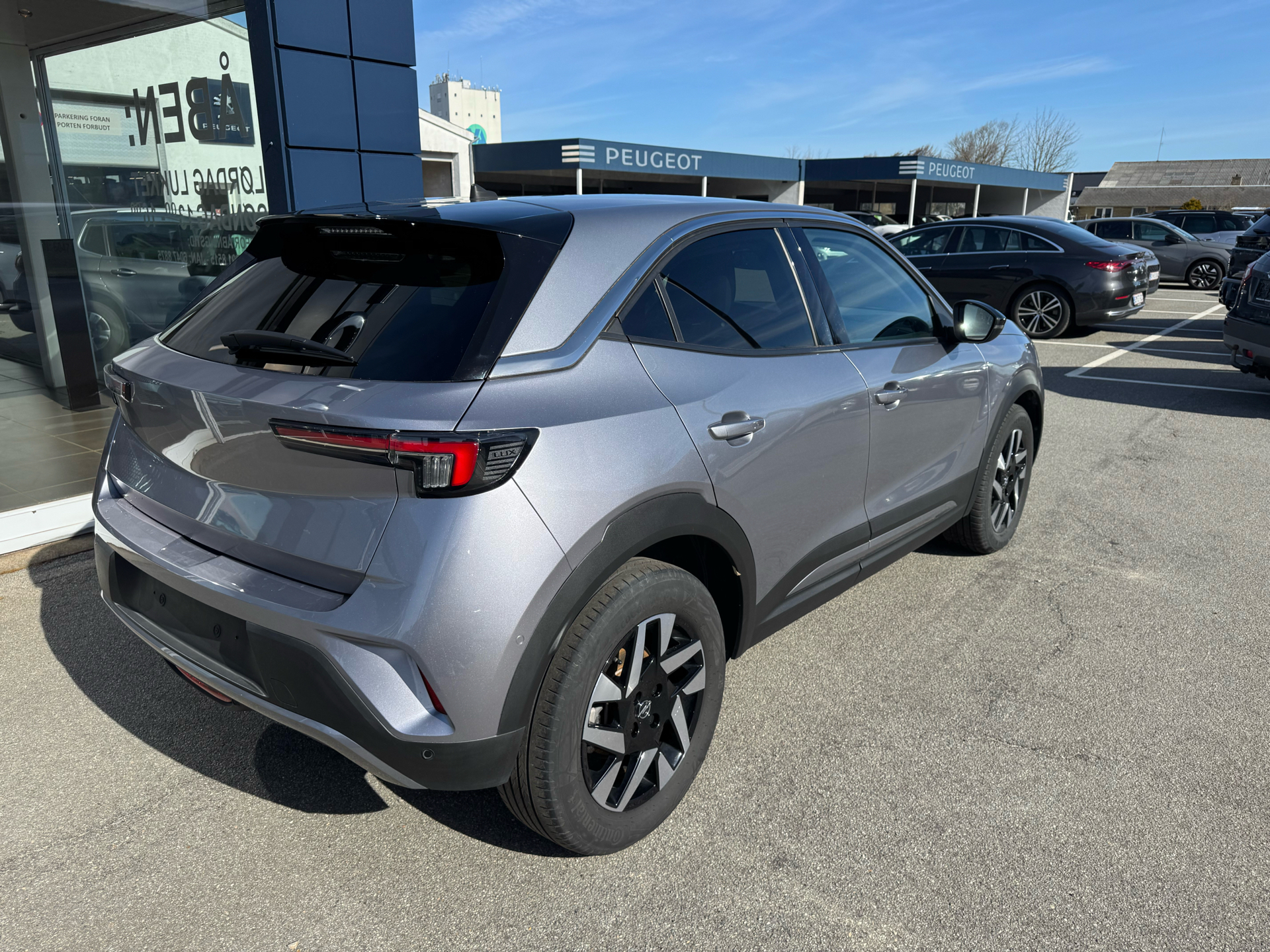 Grå Opel Mokka-e fra 2024