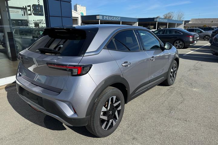 Grå Opel Mokka-e fra 2024