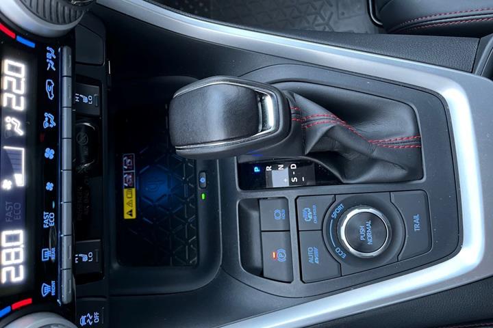 Hvid Toyota RAV4 Plug-in fra 2022