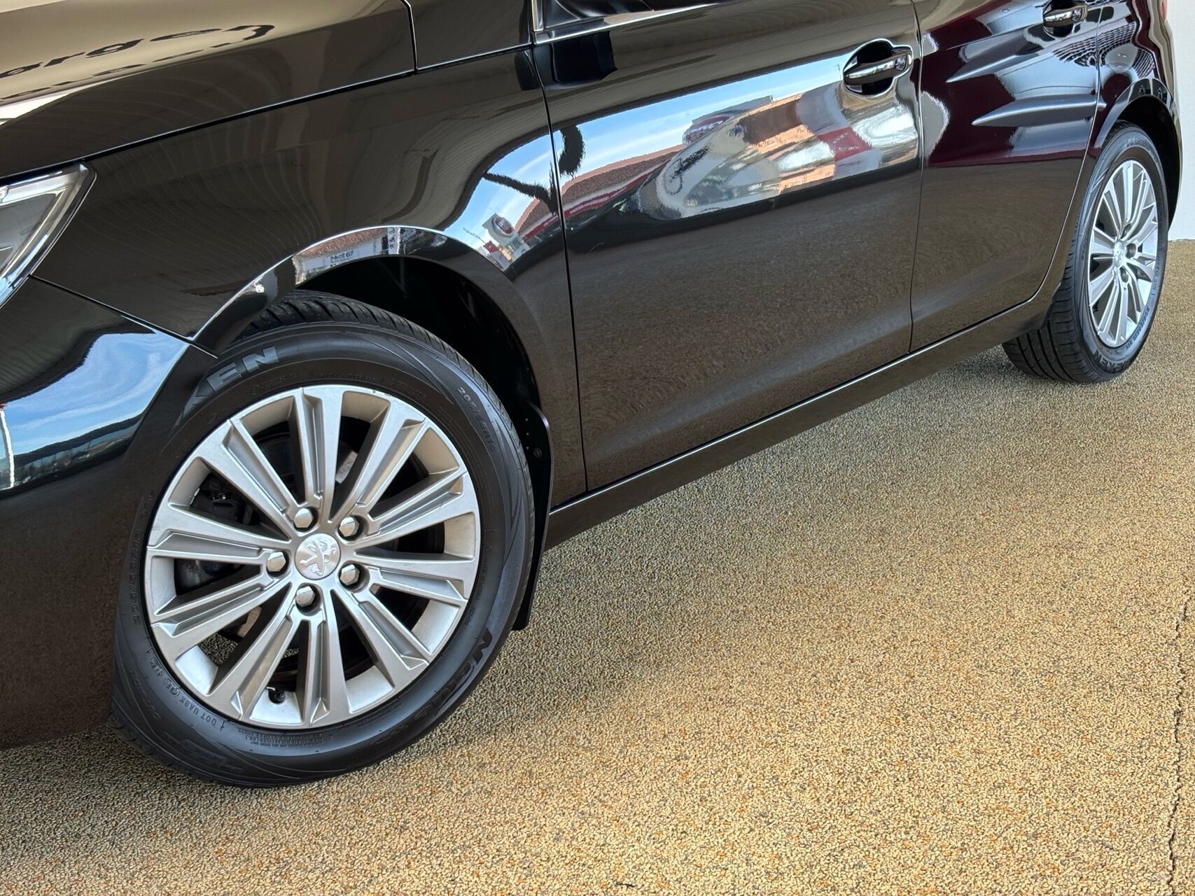 Sort Peugeot 308 fra 2019