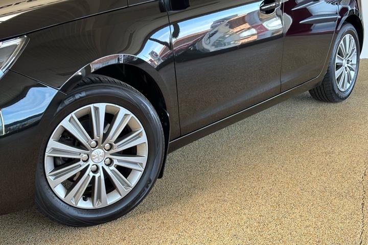 Sort Peugeot 308 fra 2019