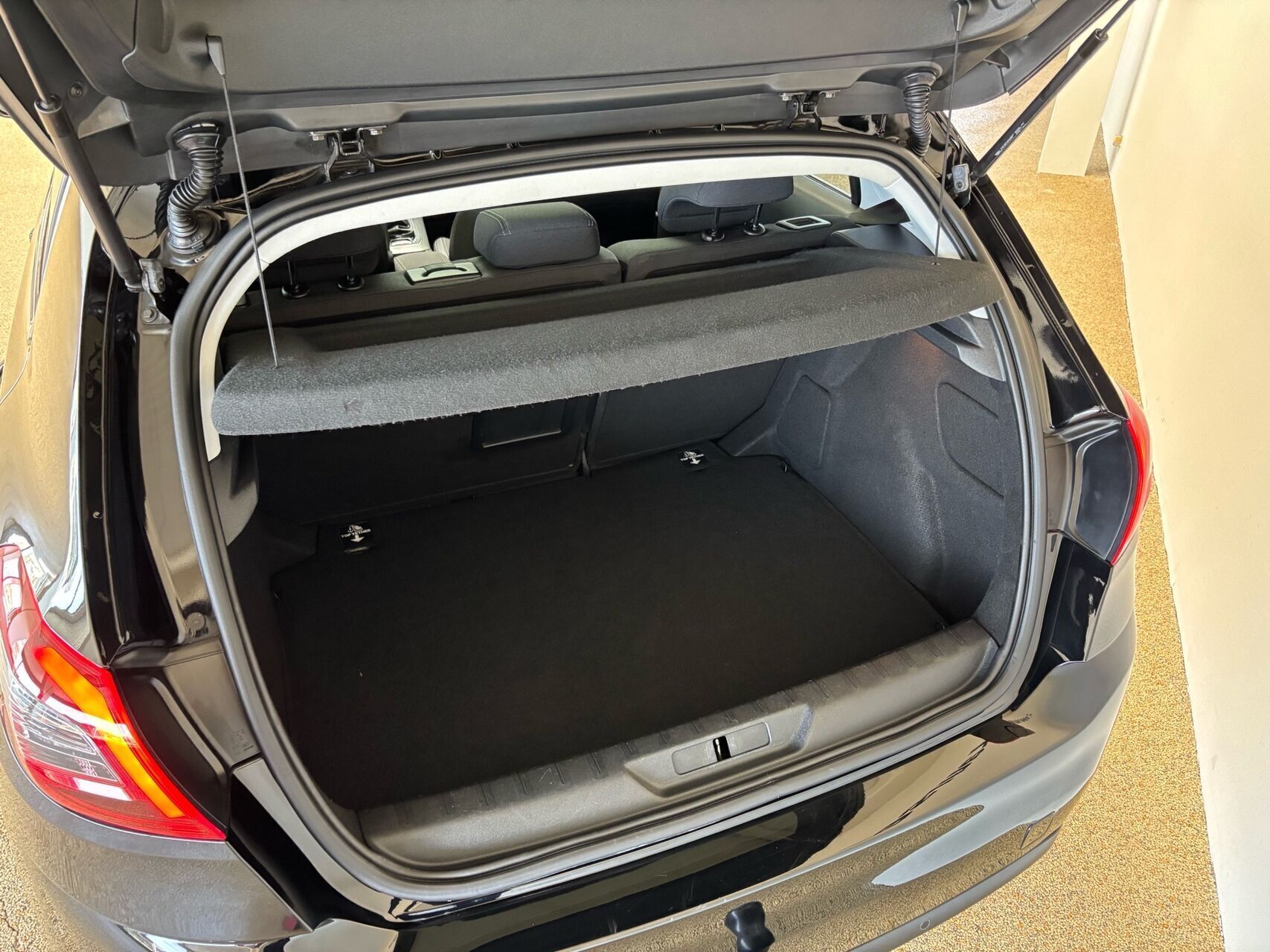 Sort Peugeot 308 fra 2019