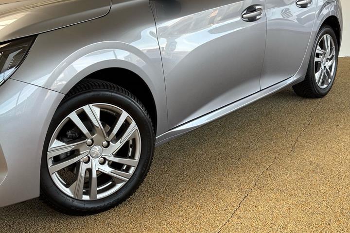 Grå Peugeot 208 fra 2021