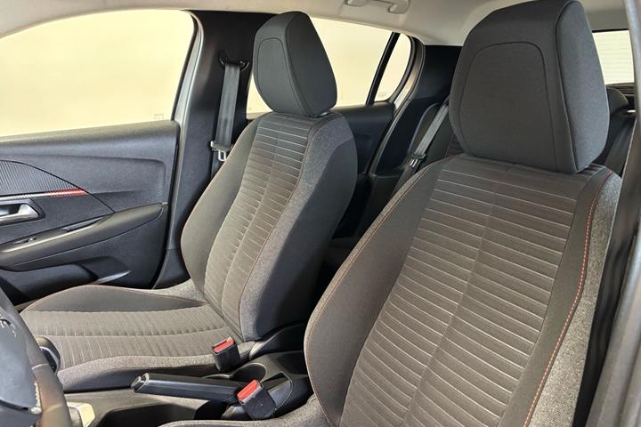 Grå Peugeot 208 fra 2021