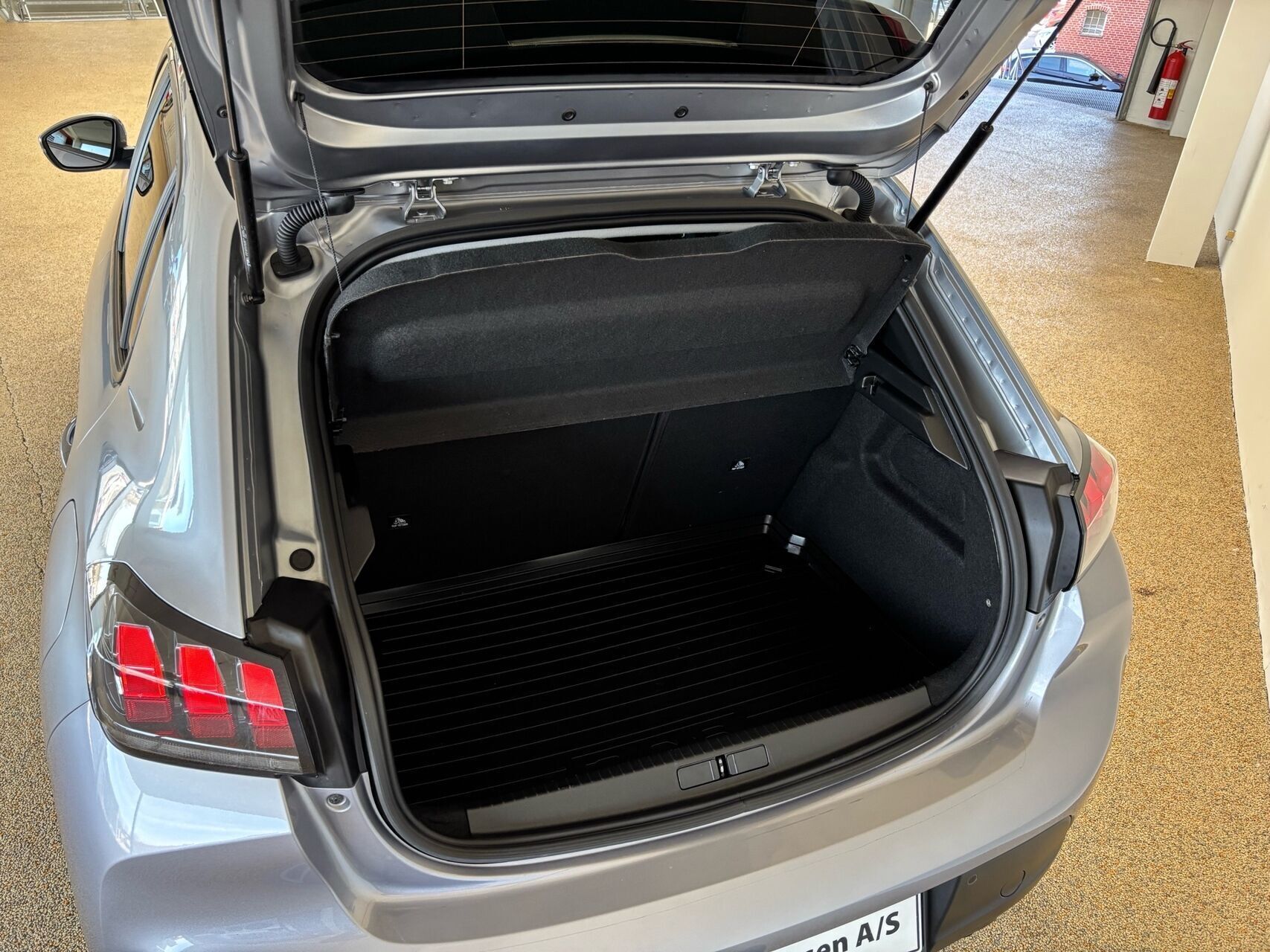 Grå Peugeot 208 fra 2021