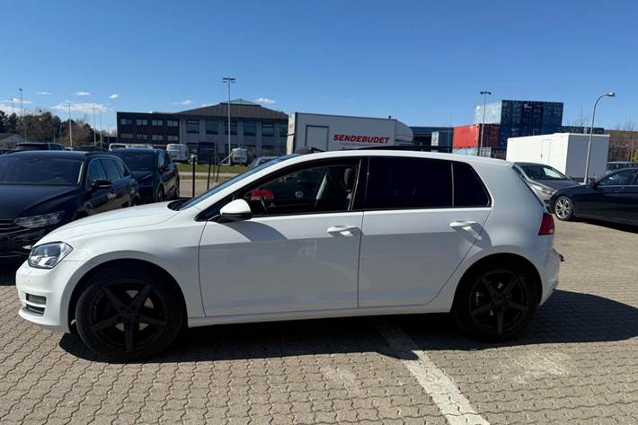Hvid VW Golf VII fra 2015