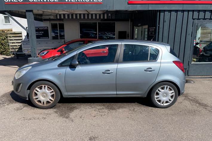 Blå Opel Corsa fra 2011