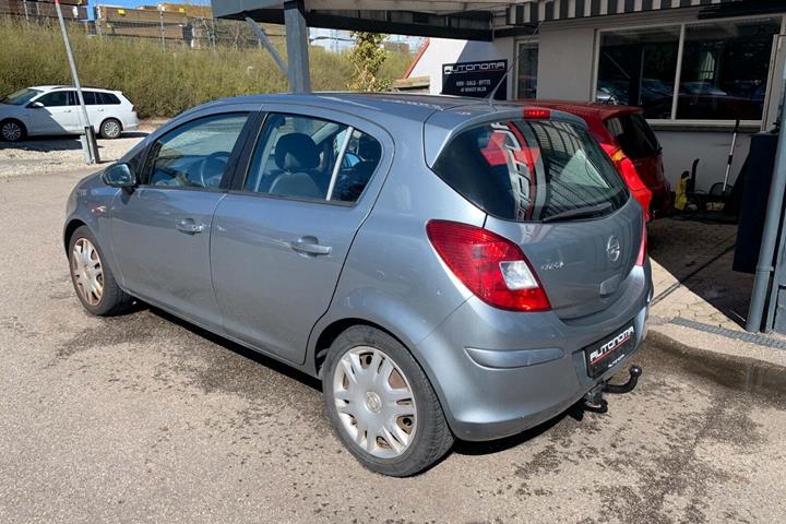 Blå Opel Corsa fra 2011