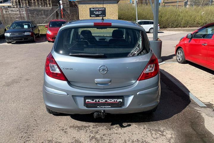 Blå Opel Corsa fra 2011