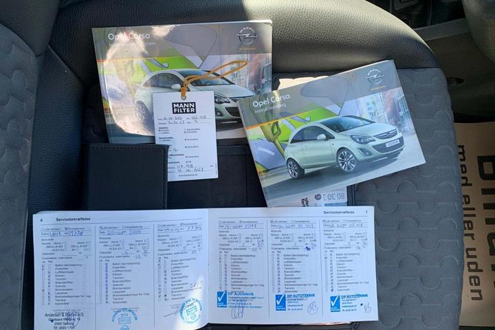 Blå Opel Corsa fra 2011
