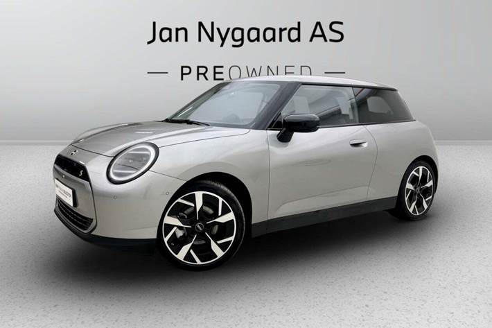 Sølv Mini Cooper SE fra 2024 set udefra