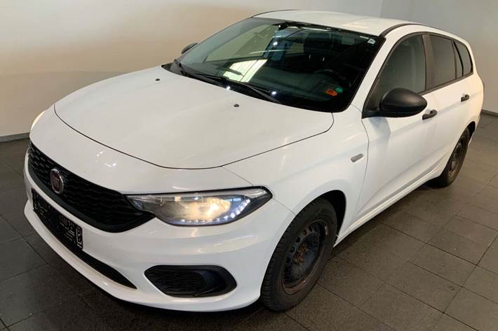 Hvid Fiat Tipo fra 2019 set udefra