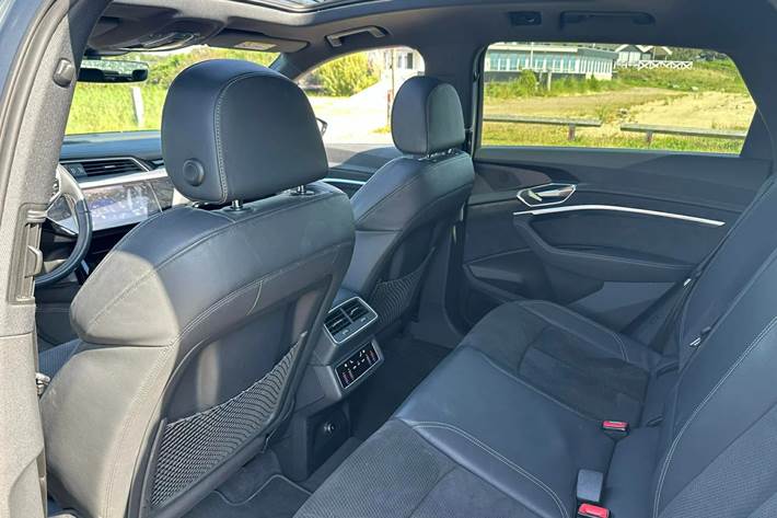 Grå Audi e-tron fra 2020