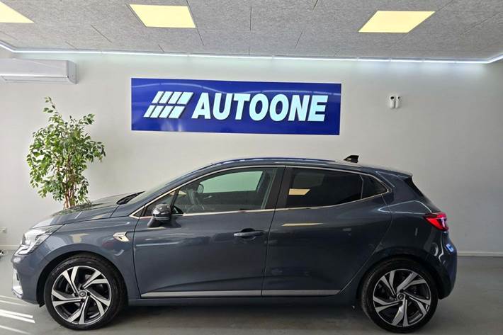 Grå Renault Clio V fra 2020