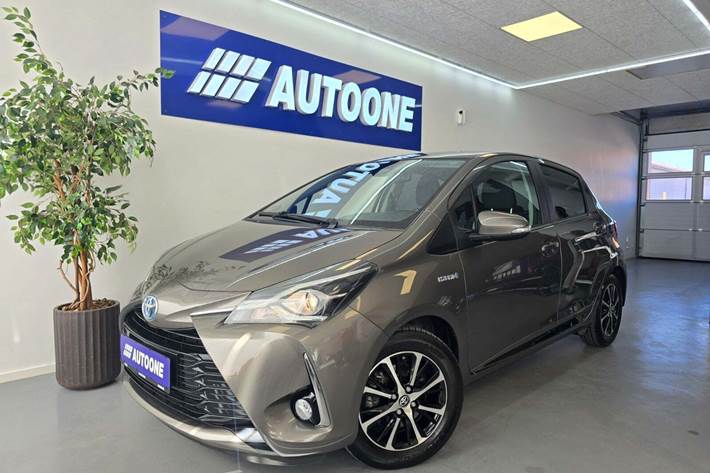 Grå Toyota Yaris fra 2019
