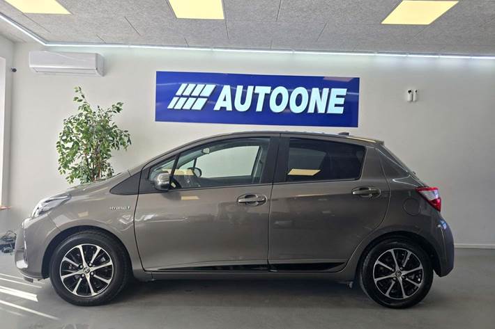 Grå Toyota Yaris fra 2019