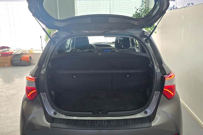 Grå Toyota Yaris fra 2019