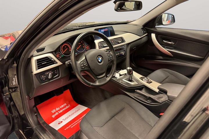 Sort BMW 318d fra 2015 set indefra